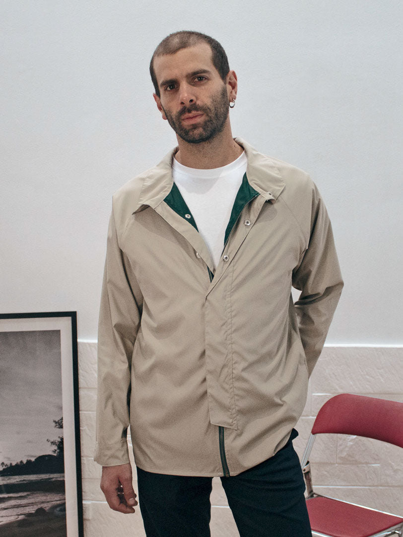 CHAQUETA BEIGE IMPERMEABLE - VIVIR SIN MIEDO